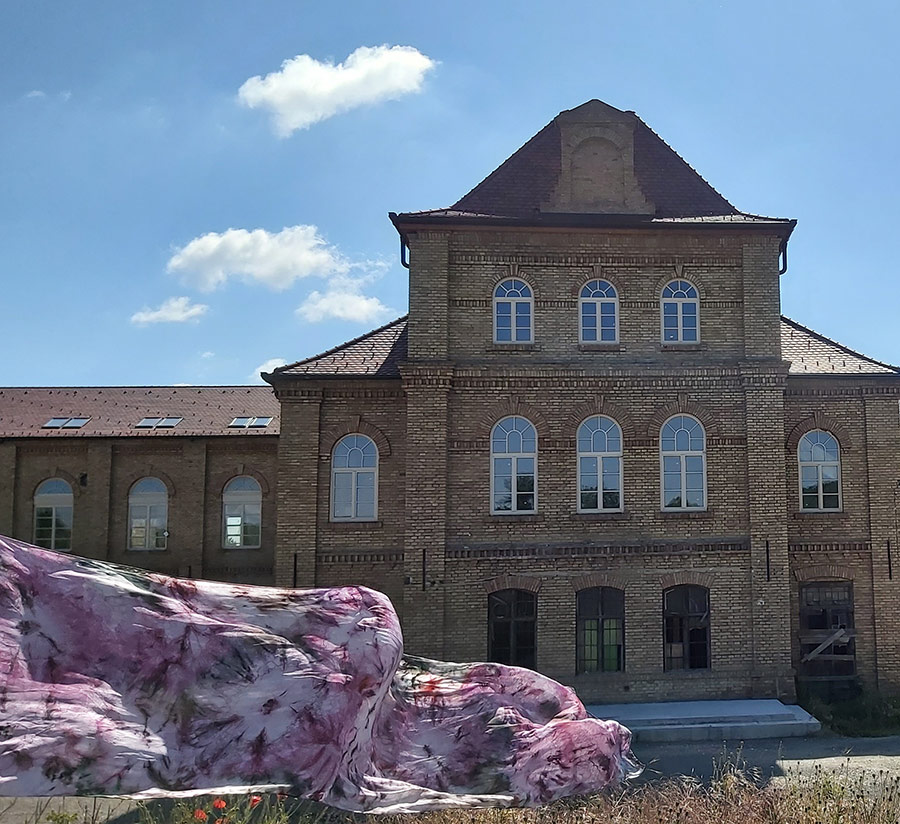 Glavna zgrada sa ručno oslikanom svilenom ešarpom