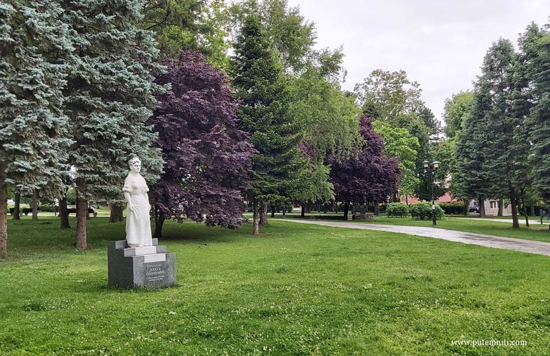 Draga Obrenović, spomenik u parku u Gornjem Milanovcu