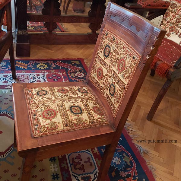 Muzej Jovana Cvijica Beograd, stolica presvučena tkaninom koja je ukrasena kosovskim vezom
