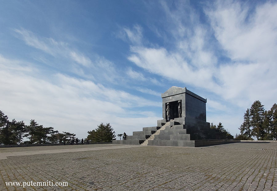 Spomenik Neznanom junaku na vrhu Avale