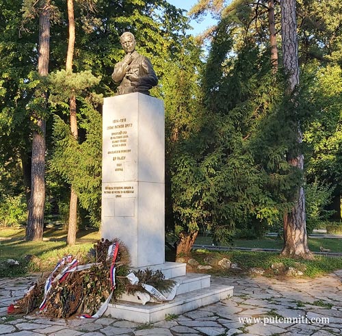 Spomenik Arčibaldu Rajsu, Topčiderski park