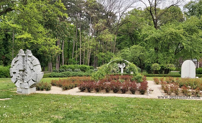 Park Bukovičke banje, skulpture od belog mermera