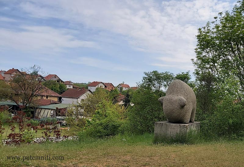 Kamena skulptura bizona ispred Risovačke pećine