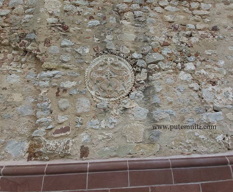 Manastir Ravanica_Grifoni na zidu