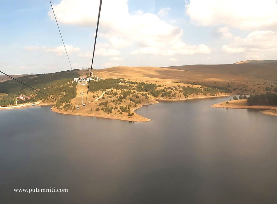 Pogled iz gondole na Ribničko jezero