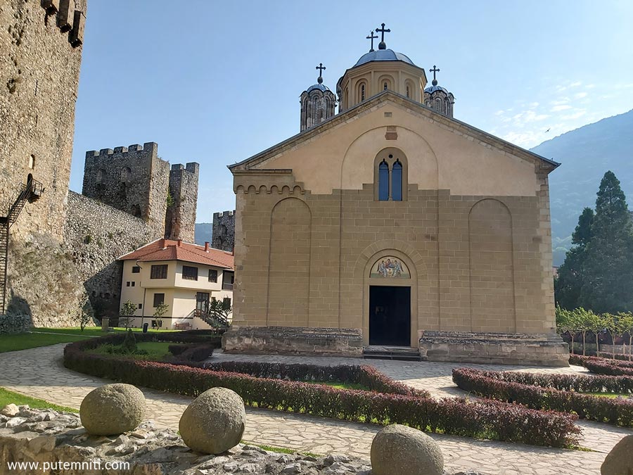 Manastir Manasija sa kulom