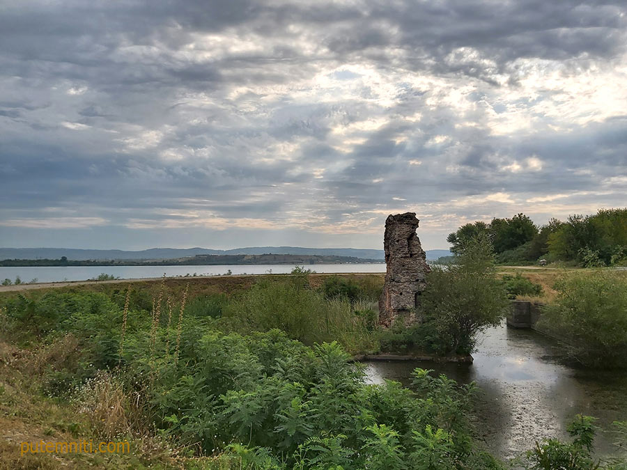 Ostatak stuba Trajanovog mosta na obali Dunava kod Kladova
