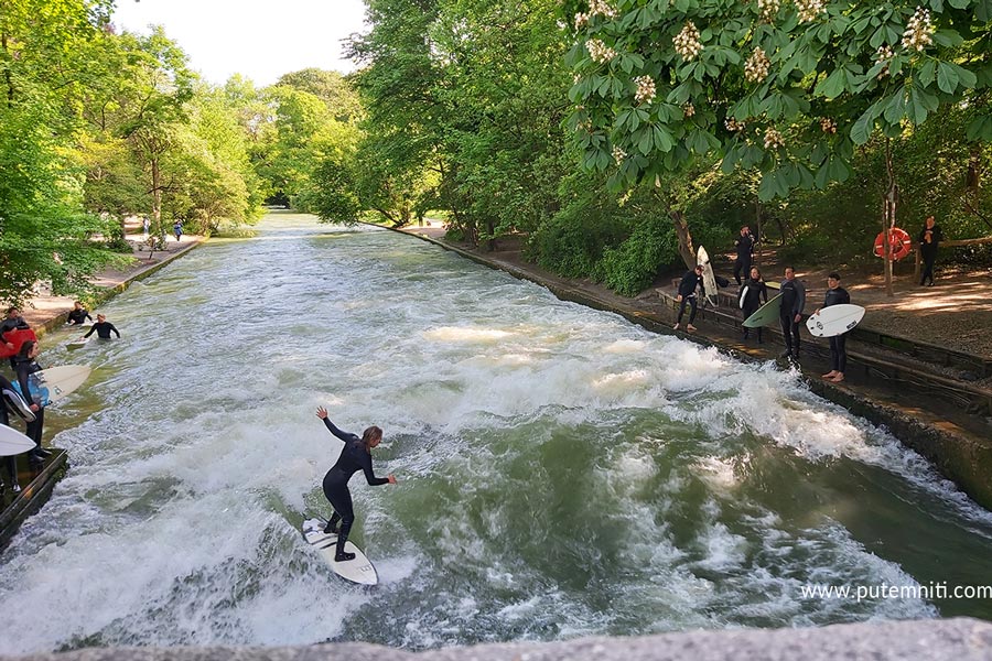Surferi na reci Ajsbah u Minhenu